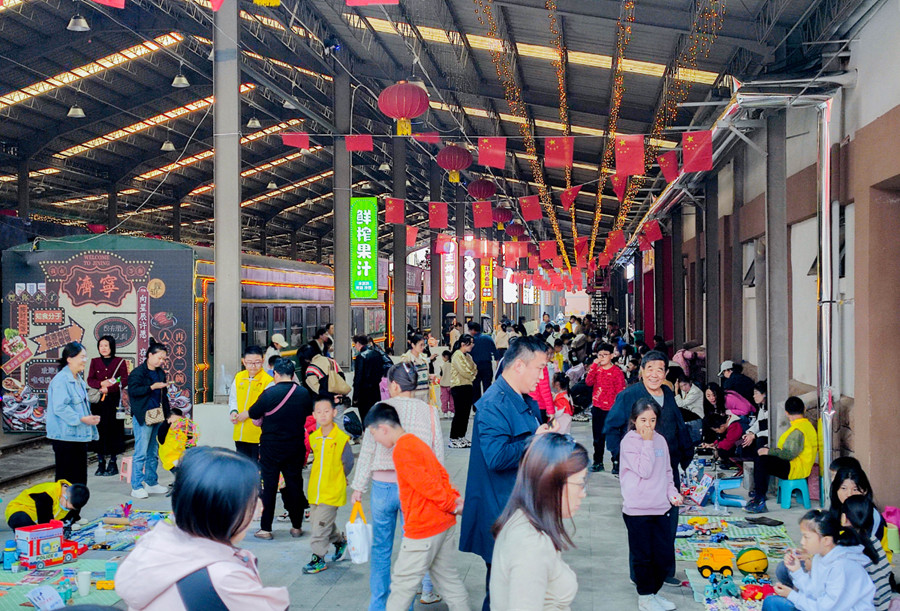 公益麷街 爱心传递 众鑫公司举办“小鬼当家”火车跳蚤市场活动