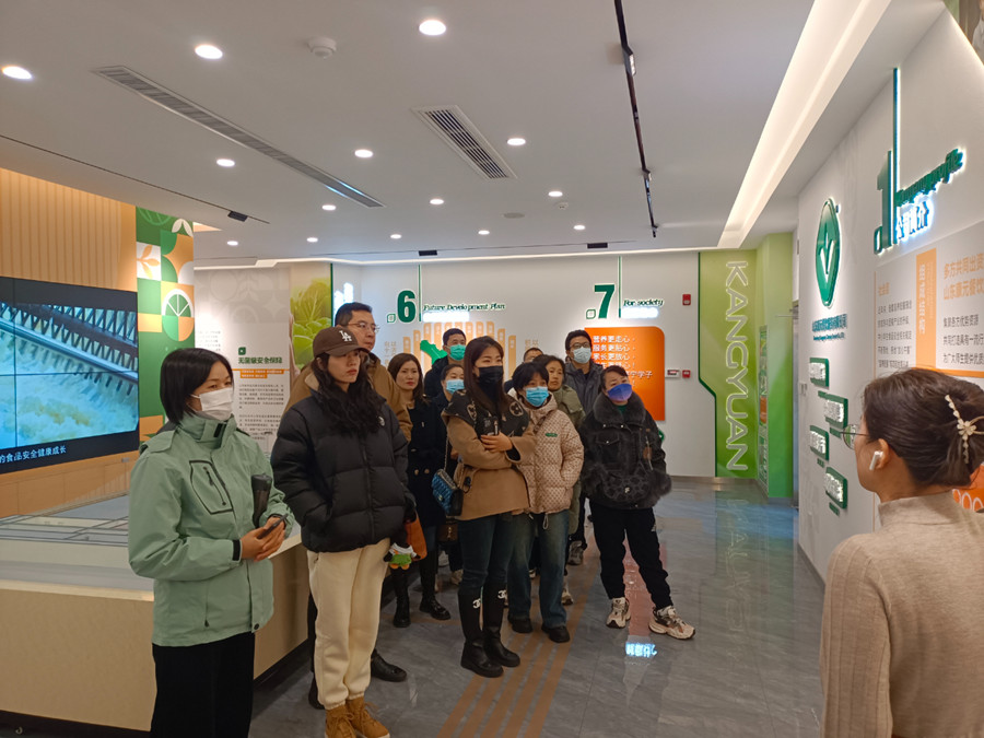 济宁学院附属小学乔羽校区代表参观康元公司中央厨房