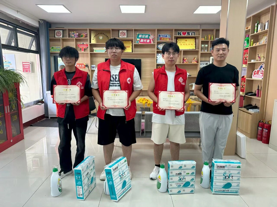 暖心服务破解用餐难题 惠丰社区食堂荣获东门社区“信用之星”称号