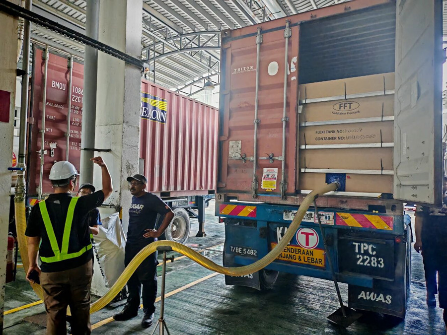 惠丰集团进口贸易取得突破 250吨马来西亚优质糖浆启运