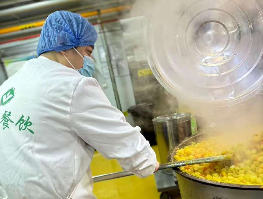 “群星闪耀”|梁贵宁：匠心守味的学生餐“掌勺人”